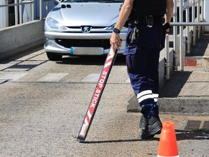 Folle course-poursuite pour deux fuyards. (Illustration)