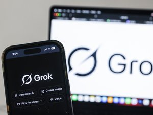 Grok a été développé par xAI, à l’initiative d’Elon Musk, en concurrence directe avcec ChatGPT d’Open-AI… aussi cofondé par Elon Musk.