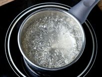 L’enfant a subi de graves brûlures au niveau du cou et de la poitrine.